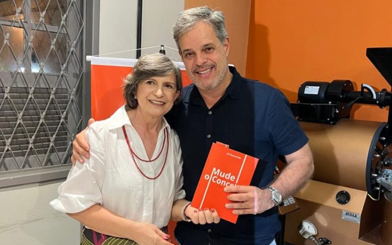 Jô Mazzarolo lança novo livro no Recife em noite prestigiada por amigos e personalidades
