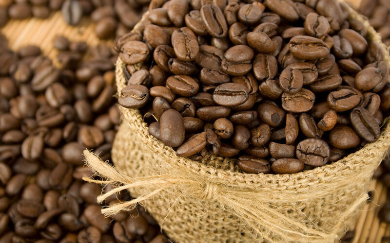 Sobretaxa dos EUA ameaça liderança do Brasil no maior mercado de café do mundo, alerta Cecafé
