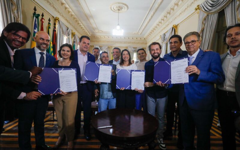 Raquel Lyra autoriza mais de R$ 25 milhões em obras viárias em três regiões de Pernambuco pelo PE na Estrada