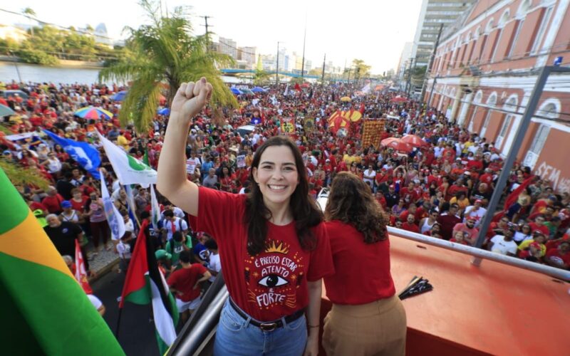Maria Arraes participa de ato no Recife contra PL da Dosimetria aprovado na Câmara