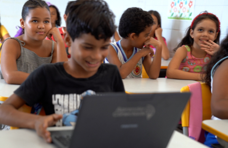Programa Escolas Conectadas alcança 68,4% das escolas públicas em 2025 e avança rumo à universalização da internet