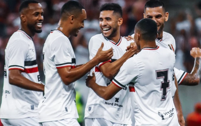 Santa Cruz decide no primeiro tempo, vence o Decisão por 3×0 e estreia com autoridade no Pernambucano