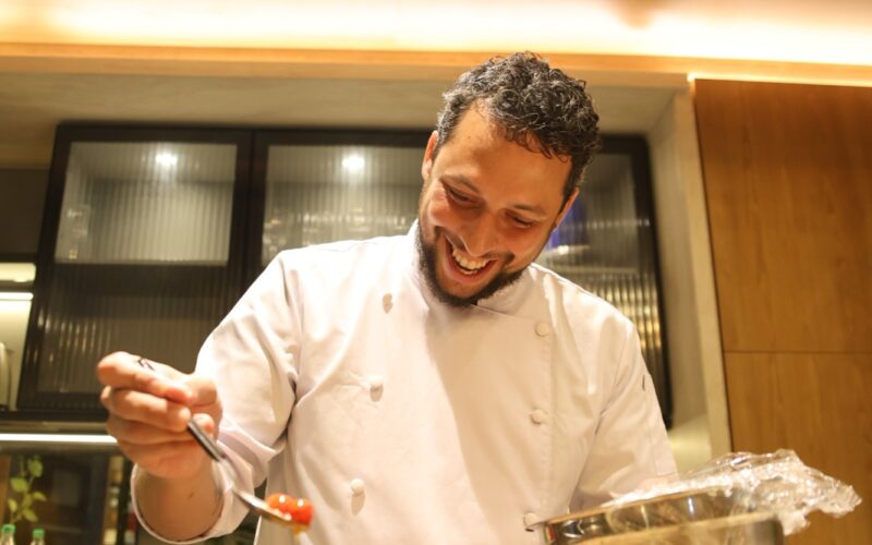 Chef Rafha Diniz prepara Baião de Dois de frutos do mar no Villa D’Águas Ecoparque