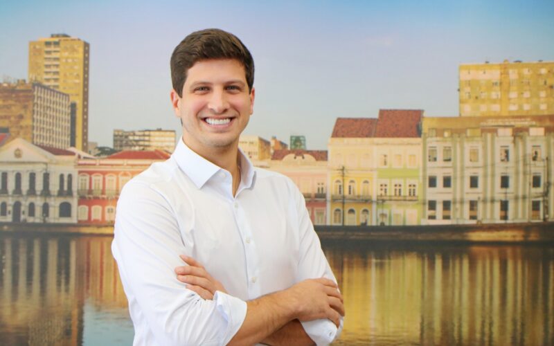 João Campos assume legado de Paulo Câmara e reacende debate sobre ciclo socialista em Pernambuco